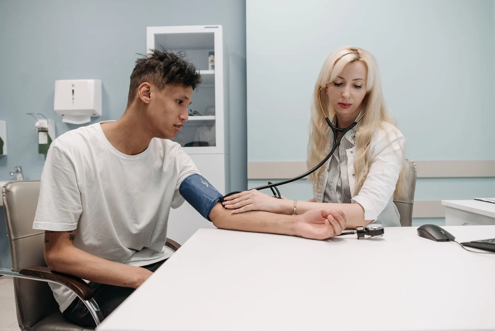 婚恋平台会员审核机制对比:传统婚介所与在线相亲平台差异解析