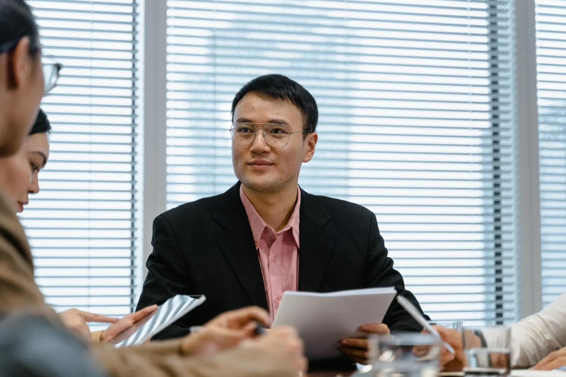 南宁西乡塘区婚介服务对比：传统婚恋所与自助相亲平台优劣势分析封面图